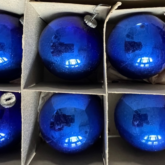 12 Vintage Ornaments in Original Box - Picture 7 of 10